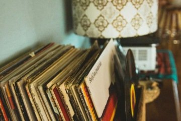 Ao me inteirar sobre a utilização do tal aparelhinho, fiquei pensando: o que vou fazer com as coleções, os álbuns duplos e os discos que acumulei ao longo dos anos -  (crédito: Dane Deaner/Unsplash)