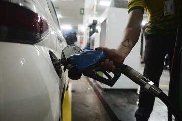 Na mesma semana, o preço da gasolina registrou uma alta de 2,34%, com um avanço de R$ 6,63 para R$ 6,79 por litro, ao mesmo tempo que o etanol ficou 0,86% mais caro - (crédito: Minervino Júnior/CB/D.A.Press) Na mesma semana, o preço da gasolina registrou uma alta de 2,34%, com um avanço de R$ 6,63 para R$ 6,79 por litro, ao mesmo tempo que o etanol ficou 0,86% mais caro - (crédito: Minervino Júnior/CB/D.A.Press)