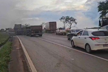 Carreta com botijões de gás tomba na BR-060 e interdita rodovia -  (crédito: Divulgação/ PRF)