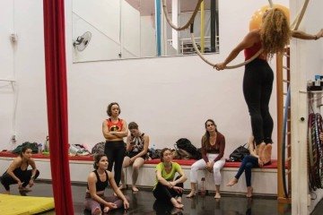 Tassi comenta que a pr&aacute;tica circense trabalha for&ccedil;a, flexibilidade, coordena&ccedil;&atilde;o, equil&iacute;brio, resist&ecirc;ncia e diversas capacidades f&iacute;sicas 