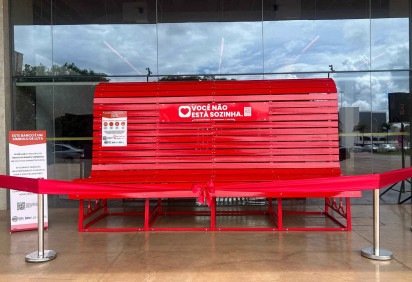 Bras&iacute;lia ganha Banco Vermelho Gigante como s&iacute;mbolo de luta contra o feminic&iacute;dio -  (crédito: Letícia Mouhamad/CB) -Bras&iacute;lia ganha Banco Vermelho Gigante como s&iacute;mbolo de luta contra o feminic&iacute;dio -  (crédito: Letícia Mouhamad/CB)