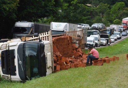  O terceiro sinistro foi o tombamento de um caminh&atilde;o de pequeno porte que transportava tijolos  -  (crédito:  Ed Alves/CB/DA Press) - O terceiro sinistro foi o tombamento de um caminh&atilde;o de pequeno porte que transportava tijolos  -  (crédito:  Ed Alves/CB/DA Press)
