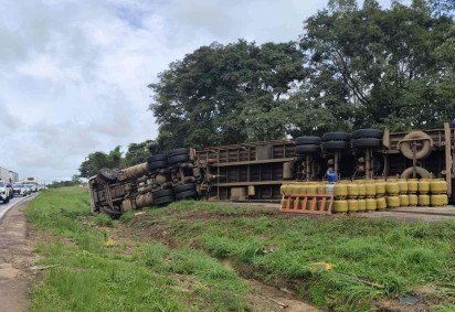 Carreta com botijões de gás tomba na BR-060 e interdita rodovia -  (crédito: Ed Alves/CB/D.A Press)