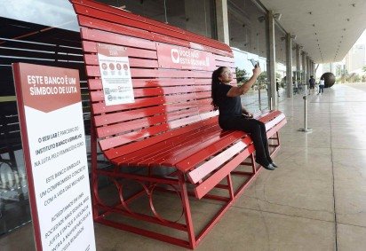  17/03/2026. Cr&eacute;dito: Minervino J&uacute;nior/CB/D.A Press. Brasil.  Brasilia - DF.  Banco Vermelho no Sesi Lab representando aluta para a erradica&ccedil;&atilde;o do Feminic&iacute;dio.  -  (crédito:  Minervino J&uacute;nior/CB) - 17/03/2026. Cr&eacute;dito: Minervino J&uacute;nior/CB/D.A Press. Brasil.  Brasilia - DF.  Banco Vermelho no Sesi Lab representando aluta para a erradica&ccedil;&atilde;o do Feminic&iacute;dio.  -  (crédito:  Minervino J&uacute;nior/CB)