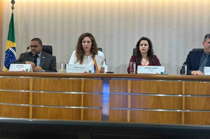 A ministra Esther Dweck apresenta balanço da segunda edição do CPNU em coletiva de imprensa -  (crédito: Raphaela Peixoto/ CB/D.A Press)