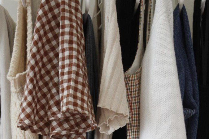 As etiquetas indicam a composição do tecido e os cuidados necessários para as peças não estragarem 