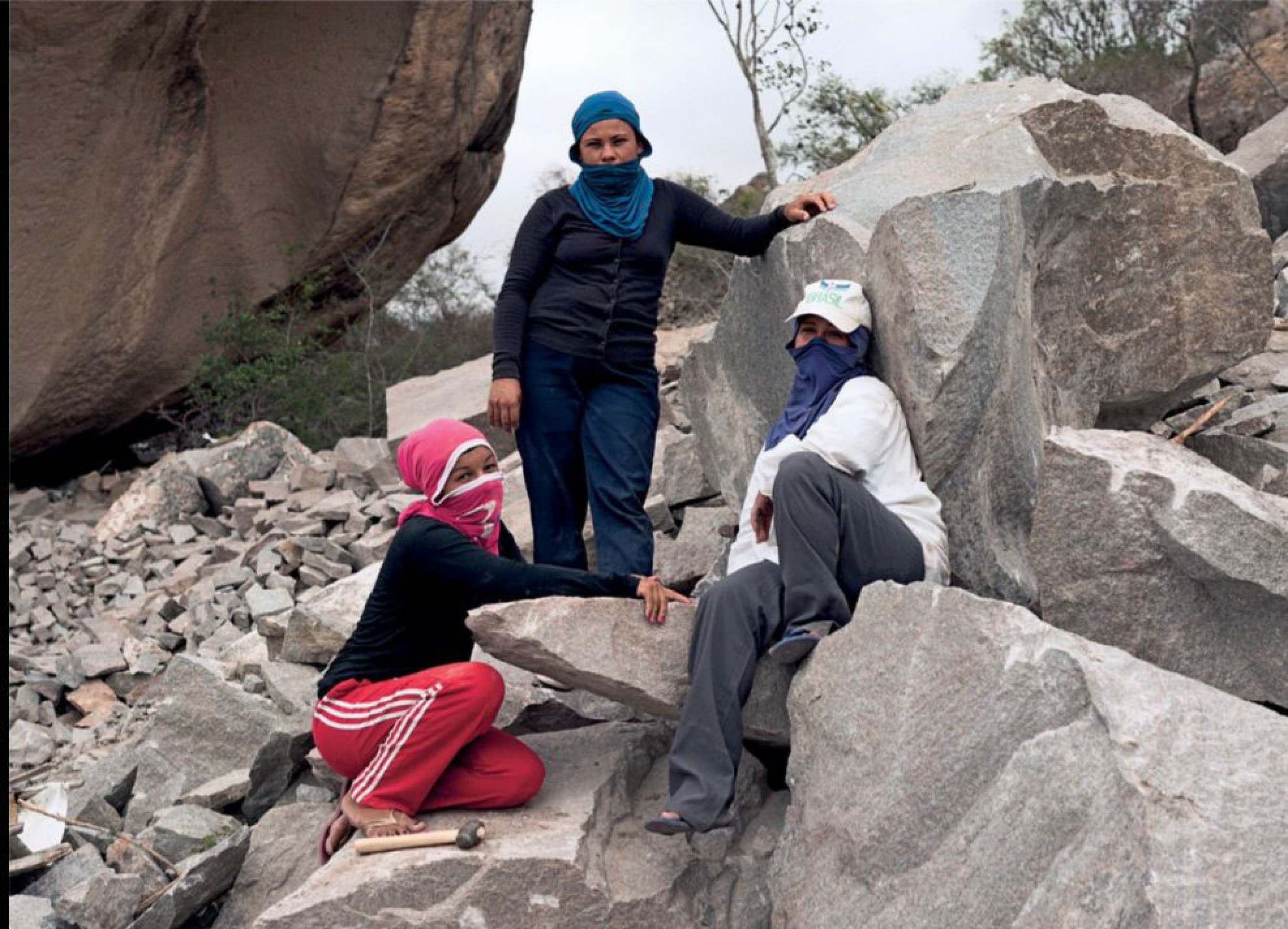 Livro retrata o trabalho invisível de mulheres nas pedreiras da Bahia