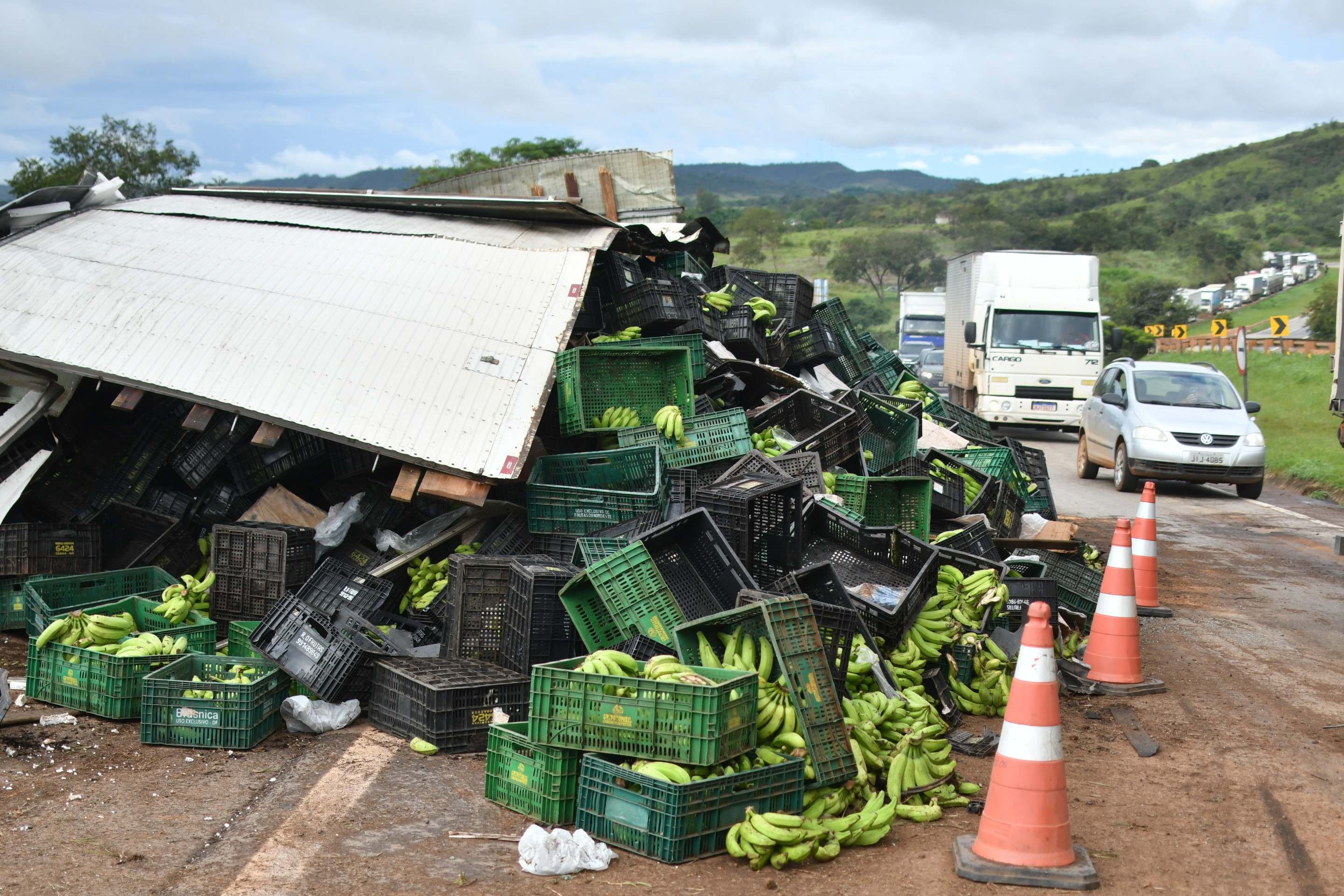  O motorista do caminh&atilde;o que carregava bananas perdeu a dire&ccedil;&atilde;o e atingiu outro ve&iacute;culo na faixa oposta