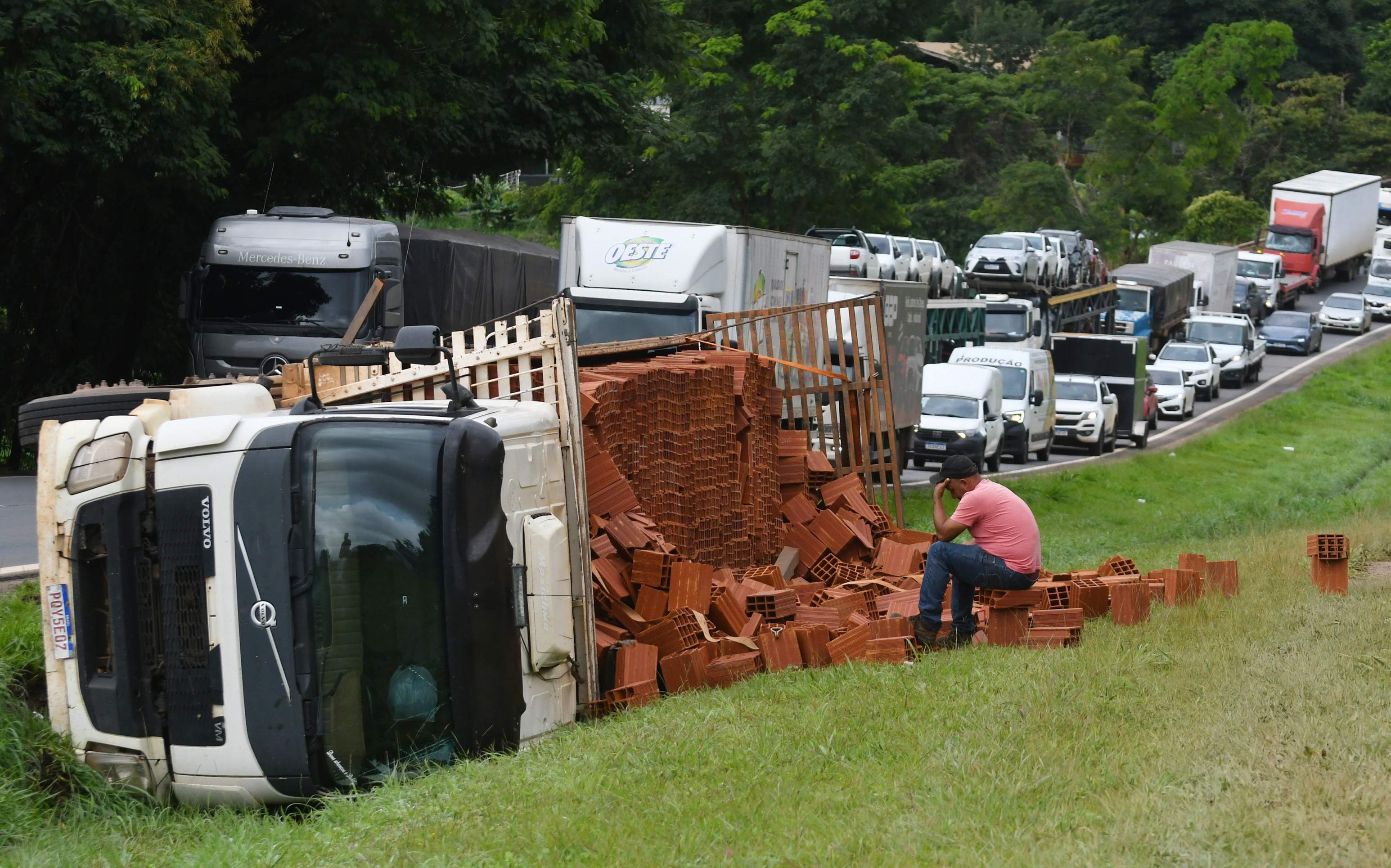  O terceiro sinistro foi o tombamento de um caminh&atilde;o de pequeno porte que transportava tijolos 
