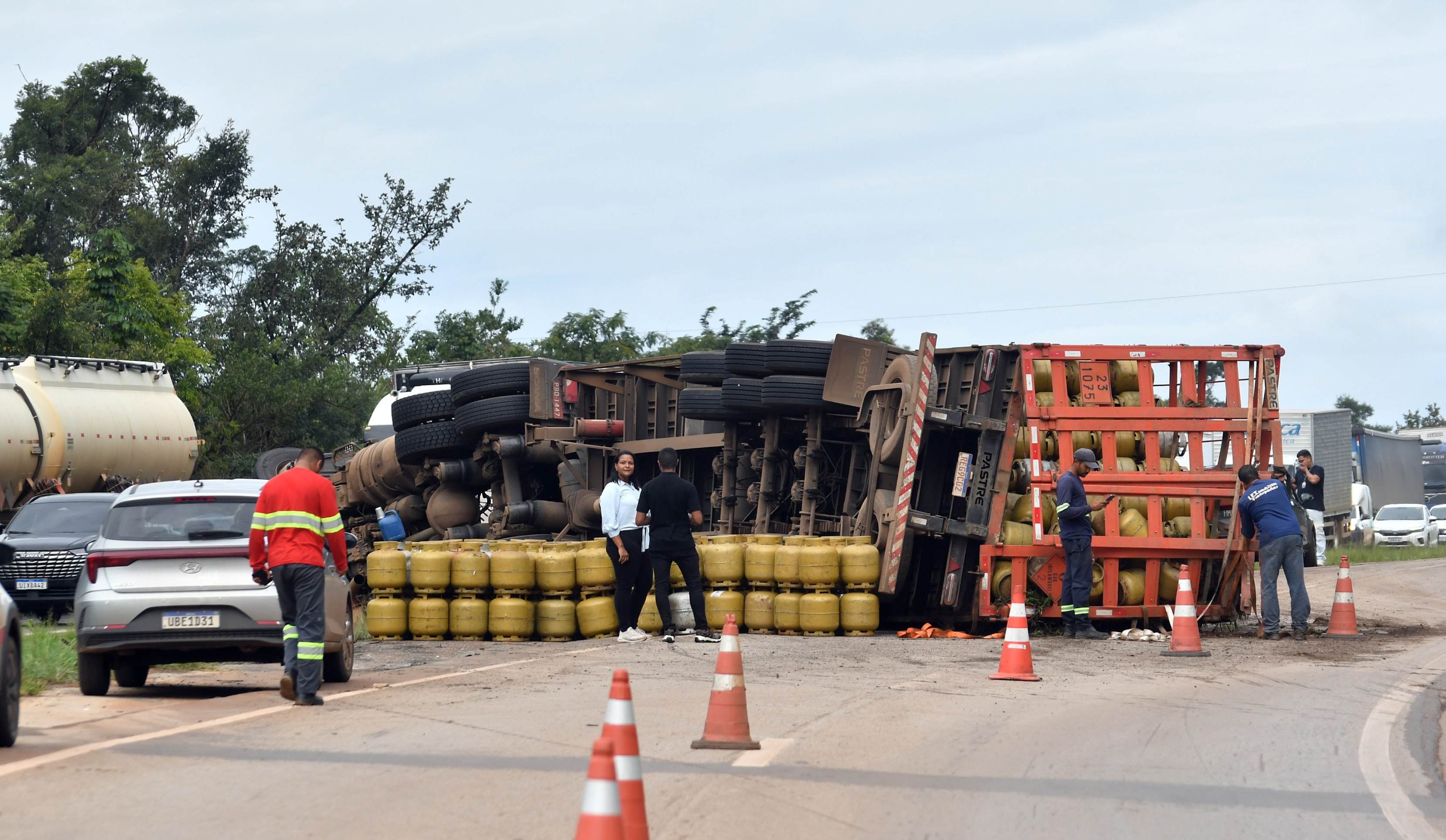  Mesmo sem conter g&aacute;s, os butij&otilde;es tombados na pista representam carga perigosa com risco potencial