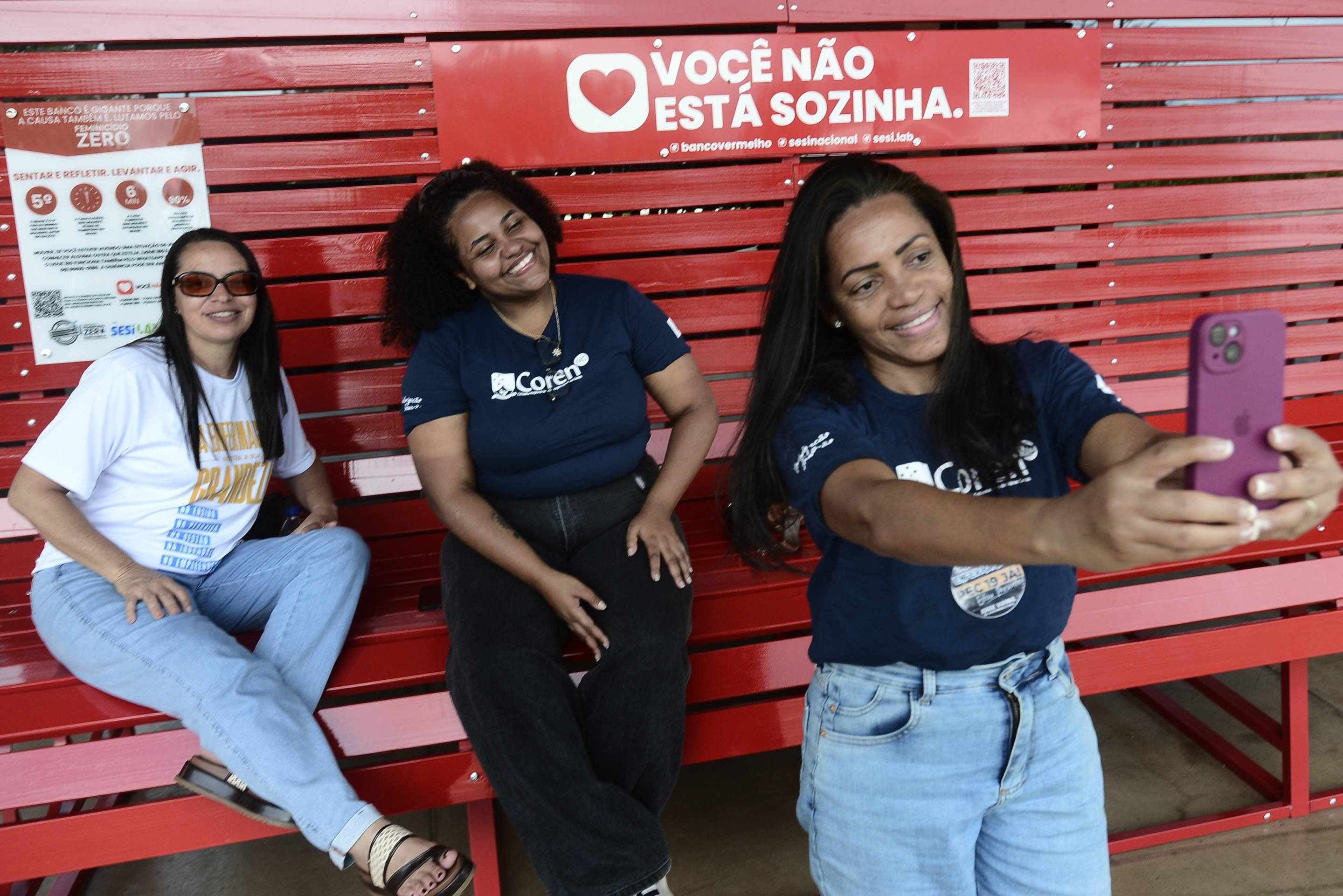 Mulheres param para fazer foto no Banco Vermelho no Sesi Lab
