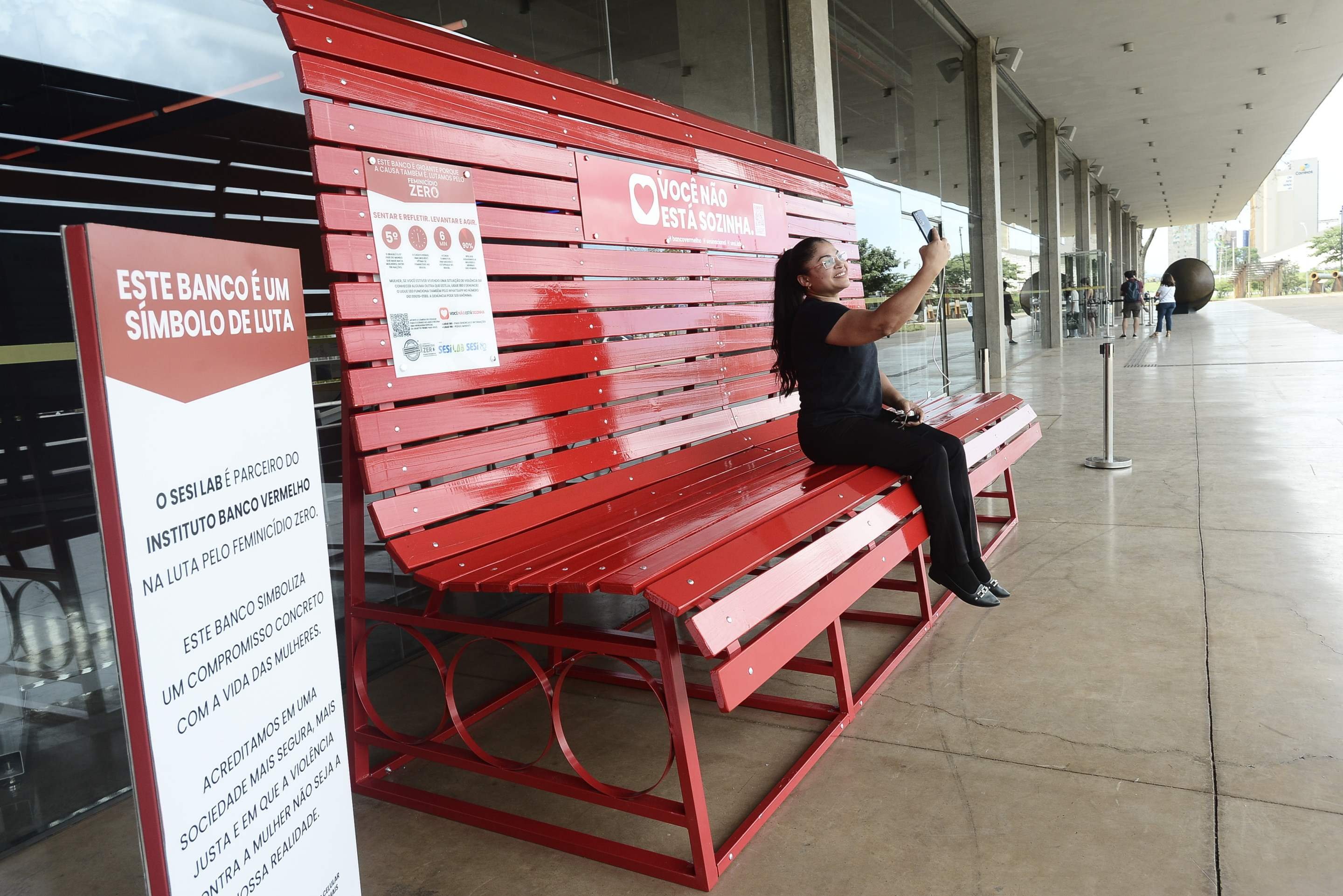  17/03/2026. Cr&eacute;dito: Minervino J&uacute;nior/CB/D.A Press. Brasil.  Brasilia - DF.  Banco Vermelho no Sesi Lab representando aluta para a erradica&ccedil;&atilde;o do Feminic&iacute;dio. 