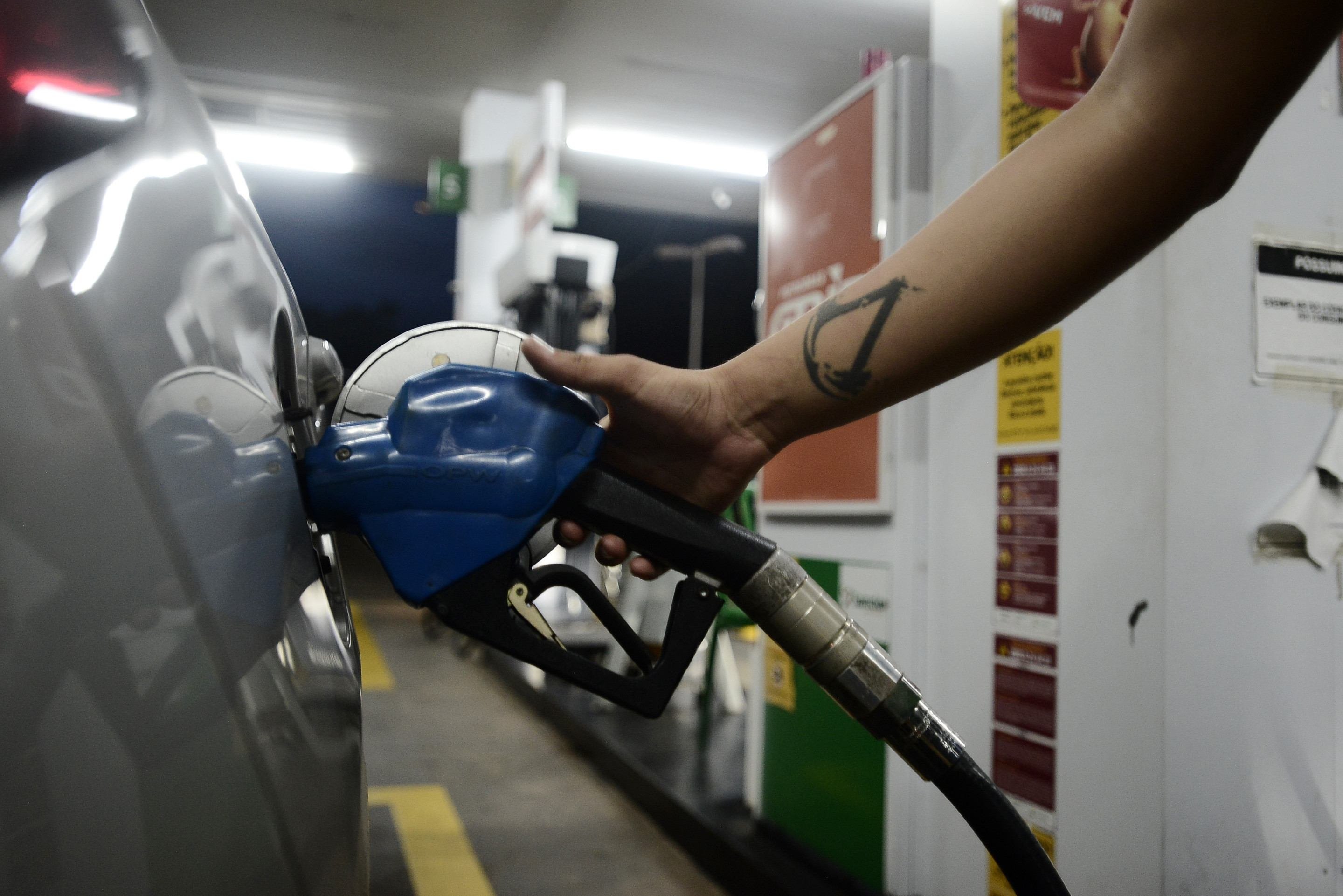 ANP determina que Petrobras oferte combustíveis de leilões cancelados