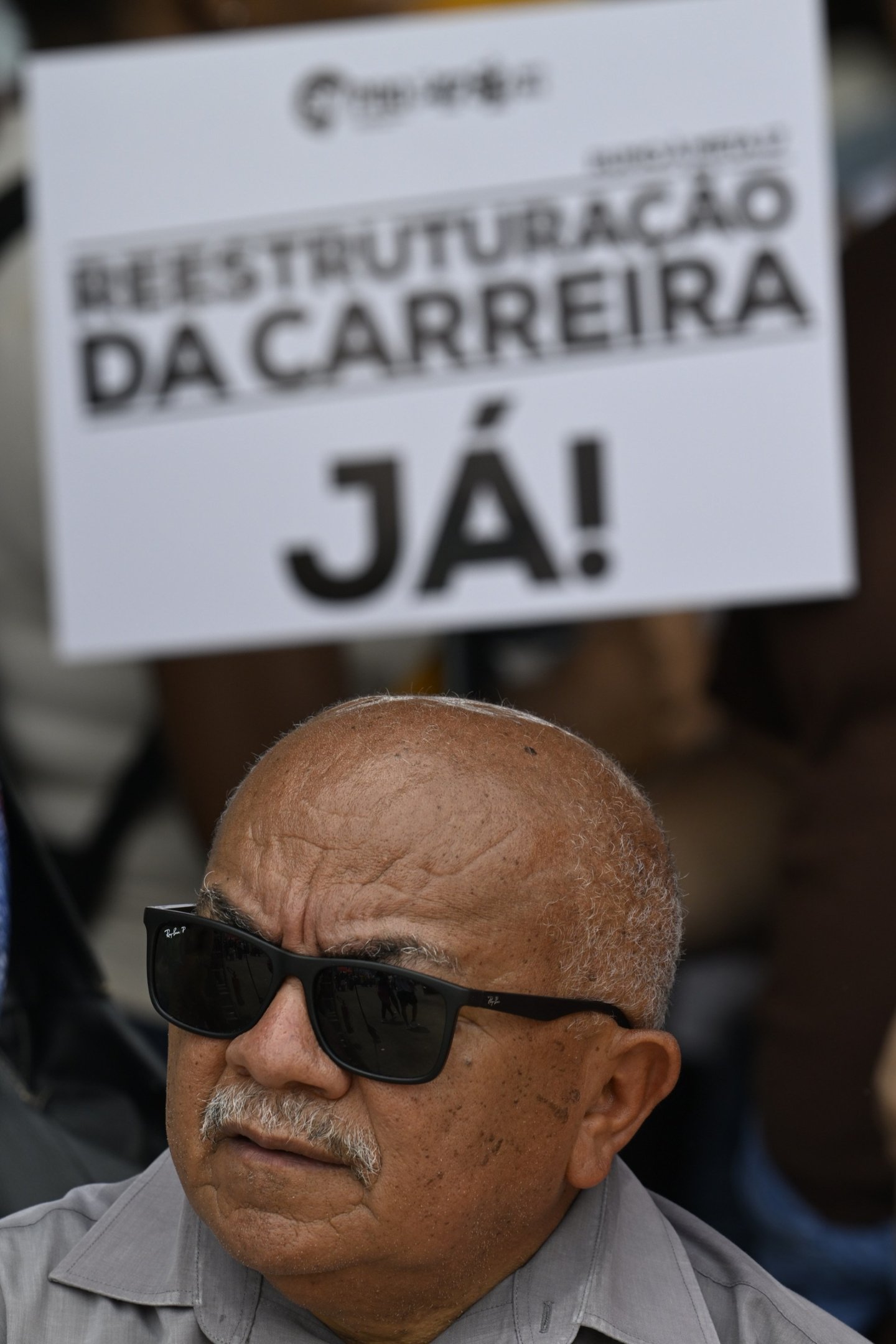 Deputado distrital Chico Vigilante em assembleia dos professores