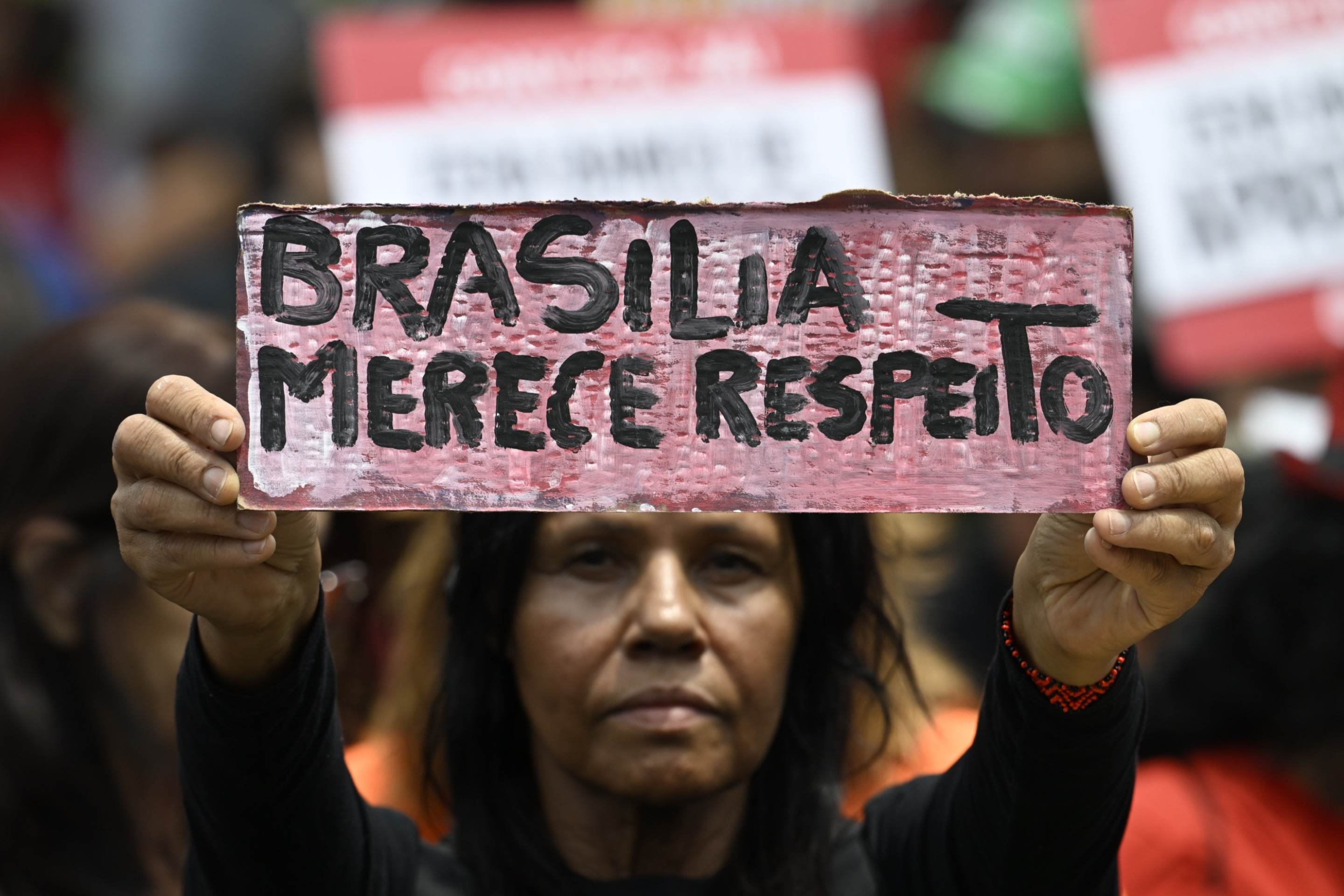 Professora de geografia C&aacute;tia Garcia em assembleia dos professores 