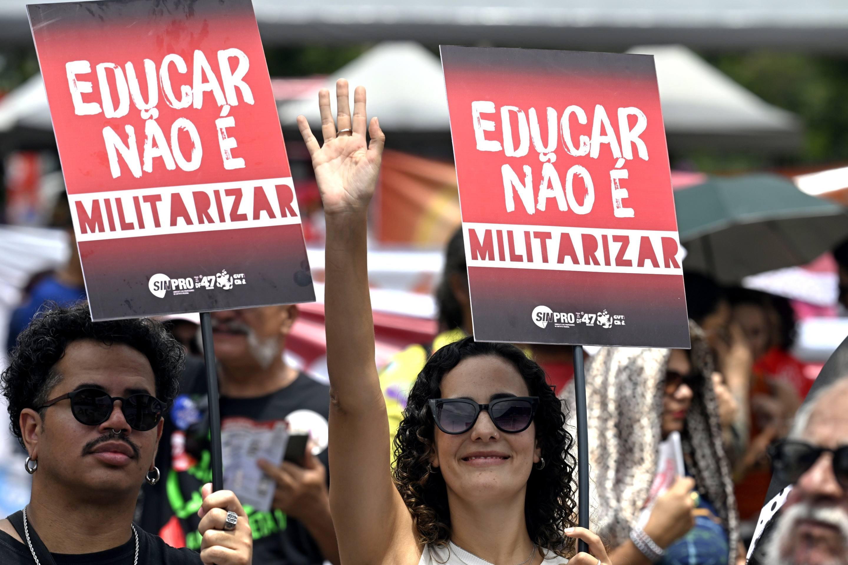 B&aacute;rbara Costa e Rairi de Carvalho em assembleia dos professores