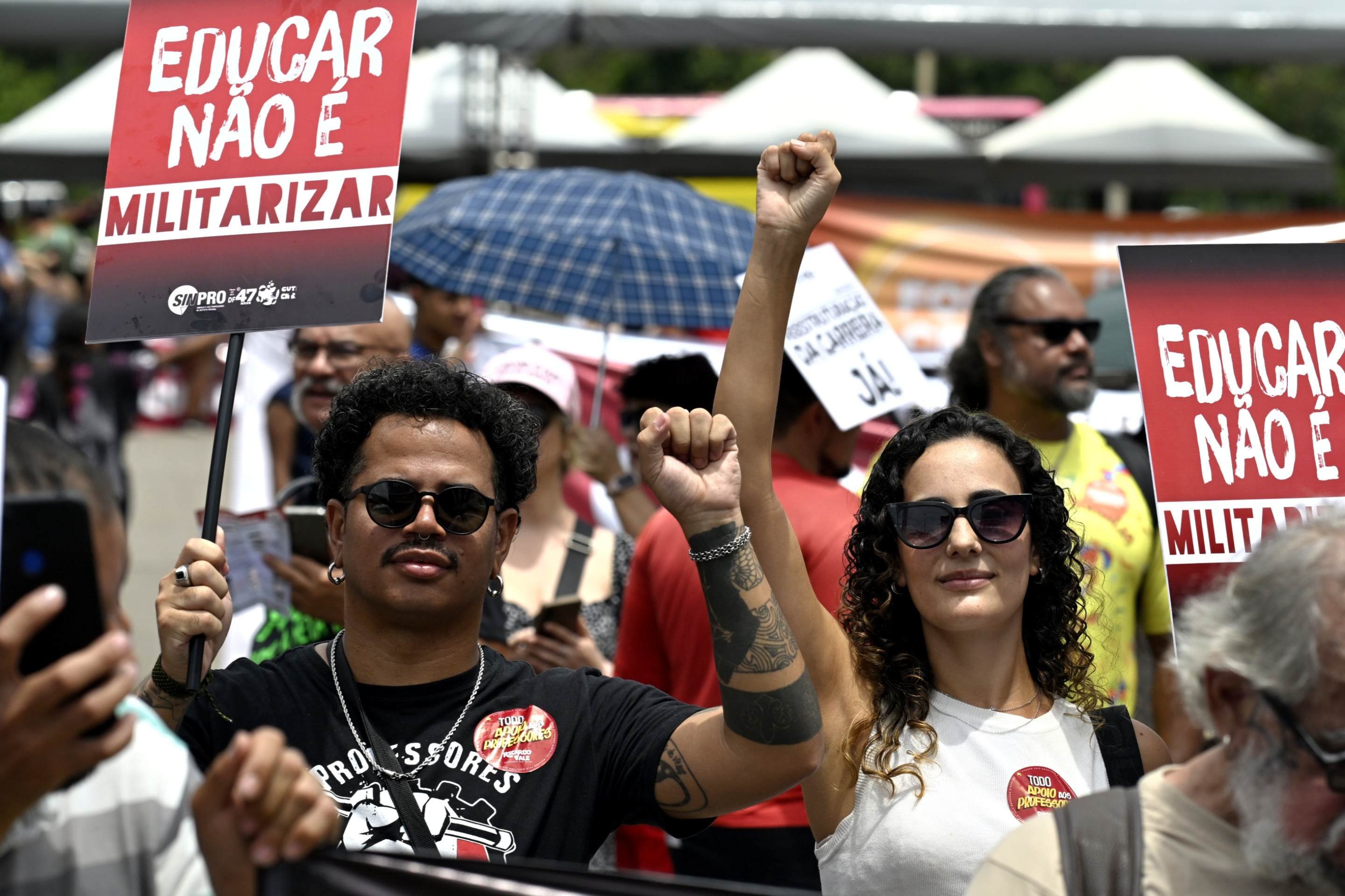 B&aacute;rbara Costa e Rairi de Carvalho em assembleia dos professores