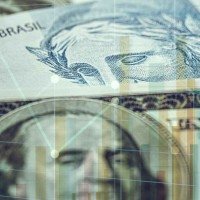 Juros elevados encarecem crédito e tendem a reduzir consumo -  (crédito: Getty Images)