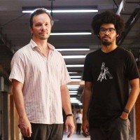 Professor Thiago Pires, com o aluno Igor de Oliveira, diz que os profissionais precisam ser tamb&eacute;m curadores lingu&iacute;sticos  -  (crédito:  Ed Alves/CB/DA Press)