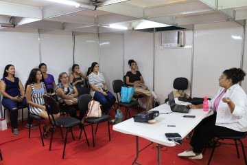 A Secretaria da Mulher do Distrito Federal (SMDF), em parceria com a Ação Social Renascer, oferece 120 vagas para os cursos de marketing digital, tranças afro, design de sobrancelhas e artesanato -  (crédito:  Divulgação/SMDF)
