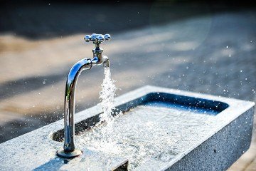 Plano Nacional estipula investimento anual de R$ 225 por habitante para atingir a universalização. No entanto, 51 das 100 maiores cidades investem menos de R$ 100 por pessoa -  (crédito:  Imagem de Jonas KIM por Pixabay)