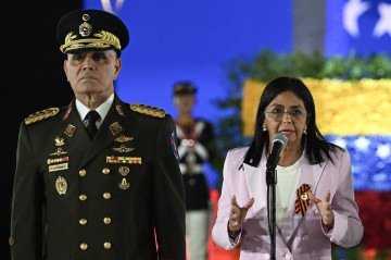 O ministro destituído, Vladimir Padrino, e a presidente interina, Delcy Rodríguez: rearranjo militar      -  (crédito: Juan Barreto/AFP)