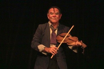 Ator Zé Regino vive a saga de um músico pouco talentoso e muito atrapalhado que, ao chegar para apresentar seu concerto de rabeca, se vê obrigado a montar o próprio palco -  (crédito: Patrícia Lins/Divulgação)