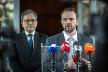 Ao lado do secretário da Receita Federal, Robinson Barreirinhas, o secretário-executivo Dario Durigan disse que Fazenda aguarda resposta dos estados  -  (crédito:  Diogo Zacarias/MF)