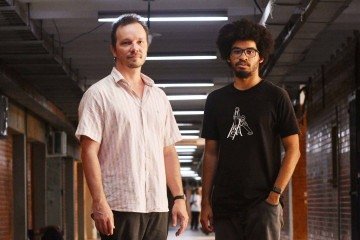 Professor Thiago Pires, com o aluno Igor de Oliveira, diz que os profissionais precisam ser também curadores linguísticos - (crédito: Ed Alves/CB/DA Press) Professor Thiago Pires, com o aluno Igor de Oliveira, diz que os profissionais precisam ser também curadores linguísticos - (crédito: Ed Alves/CB/DA Press)