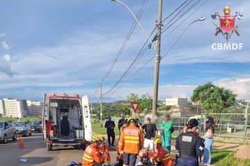 Segundo a CBMDF, a vítima estava consciente e orientada mas se queixava de dores e apresentava escoriações pelo corpo. -  (crédito: Divulgação/CBMDF) -Segundo a CBMDF, a vítima estava consciente e orientada mas se queixava de dores e apresentava escoriações pelo corpo. -  (crédito: Divulgação/CBMDF)
