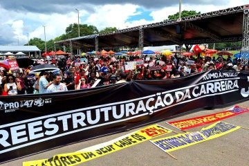 Professores do DF iniciam ciclo de mobilizações com assembleia geral e paralisação das atividades -  (crédito: Carlos Vieira CB/DA Press)