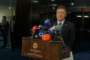 Viana defendeu a necessidade de reequilibrar a relação entre os Poderes, sem comprometer o direito de investigação do Parlamento -  (crédito: Danandra Rocha/CB/DA.Press) -Viana defendeu a necessidade de reequilibrar a relação entre os Poderes, sem comprometer o direito de investigação do Parlamento -  (crédito: Danandra Rocha/CB/DA.Press)