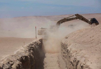 Esta vista mostra maquin&aacute;rio pesado operando pr&oacute;ximo ao posto fronteiri&ccedil;o de Chacalluta, ao longo da fronteira entre o Chile e o Peru, em 16 de mar&ccedil;o de 2026. O presidente do Chile, Jos&eacute; Antonio Kast, lan&ccedil;ou um projeto de vala na fronteira para conter a migra&ccedil;&atilde;o ilegal. -  (crédito: Photo by Patricio BANDA / AFP) -Esta vista mostra maquin&aacute;rio pesado operando pr&oacute;ximo ao posto fronteiri&ccedil;o de Chacalluta, ao longo da fronteira entre o Chile e o Peru, em 16 de mar&ccedil;o de 2026. O presidente do Chile, Jos&eacute; Antonio Kast, lan&ccedil;ou um projeto de vala na fronteira para conter a migra&ccedil;&atilde;o ilegal. -  (crédito: Photo by Patricio BANDA / AFP)