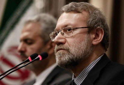 Larijani (quarto da esquerda) aparece ao lado do ex-líder supremo do Irã, o aiatolá Ali Khamenei (ao centro), que foi morto na primeira rodada de ataques dos EUA e de Israel -  (crédito: Anadolu via Getty Images) -Larijani (quarto da esquerda) aparece ao lado do ex-líder supremo do Irã, o aiatolá Ali Khamenei (ao centro), que foi morto na primeira rodada de ataques dos EUA e de Israel -  (crédito: Anadolu via Getty Images)