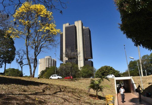 Banco Central reduz juros básicos para 14,75% ao ano  - 