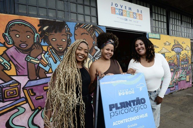 A psicóloga Yasmin (D), com colegas do Jovem de Expressão: emoção ao destacar a importância da iniciativa