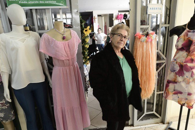 Dona Gl&oacute;ria vestindo o casaco de pele de coelho