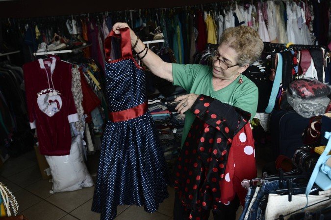 Dona Gl&oacute;ria vende pessoas novas e usadas, al&eacute;m de alugar fantasias