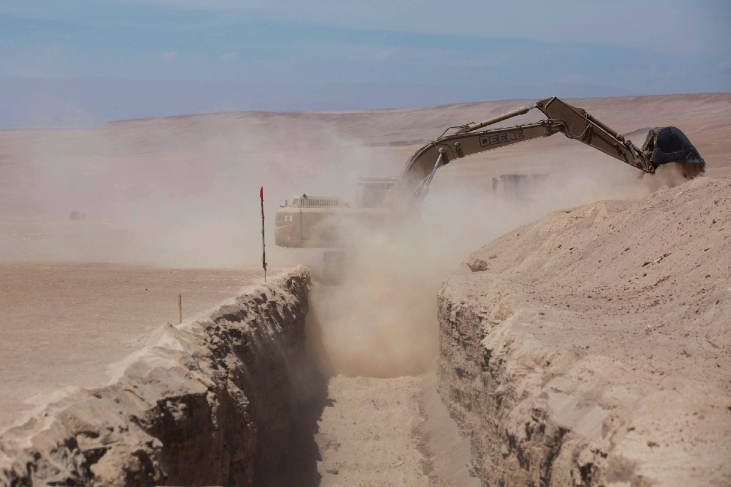 Esta vista mostra maquin&aacute;rio pesado operando pr&oacute;ximo ao posto fronteiri&ccedil;o de Chacalluta, ao longo da fronteira entre o Chile e o Peru, em 16 de mar&ccedil;o de 2026. O presidente do Chile, Jos&eacute; Antonio Kast, lan&ccedil;ou um projeto de vala na fronteira para conter a migra&ccedil;&atilde;o ilegal.