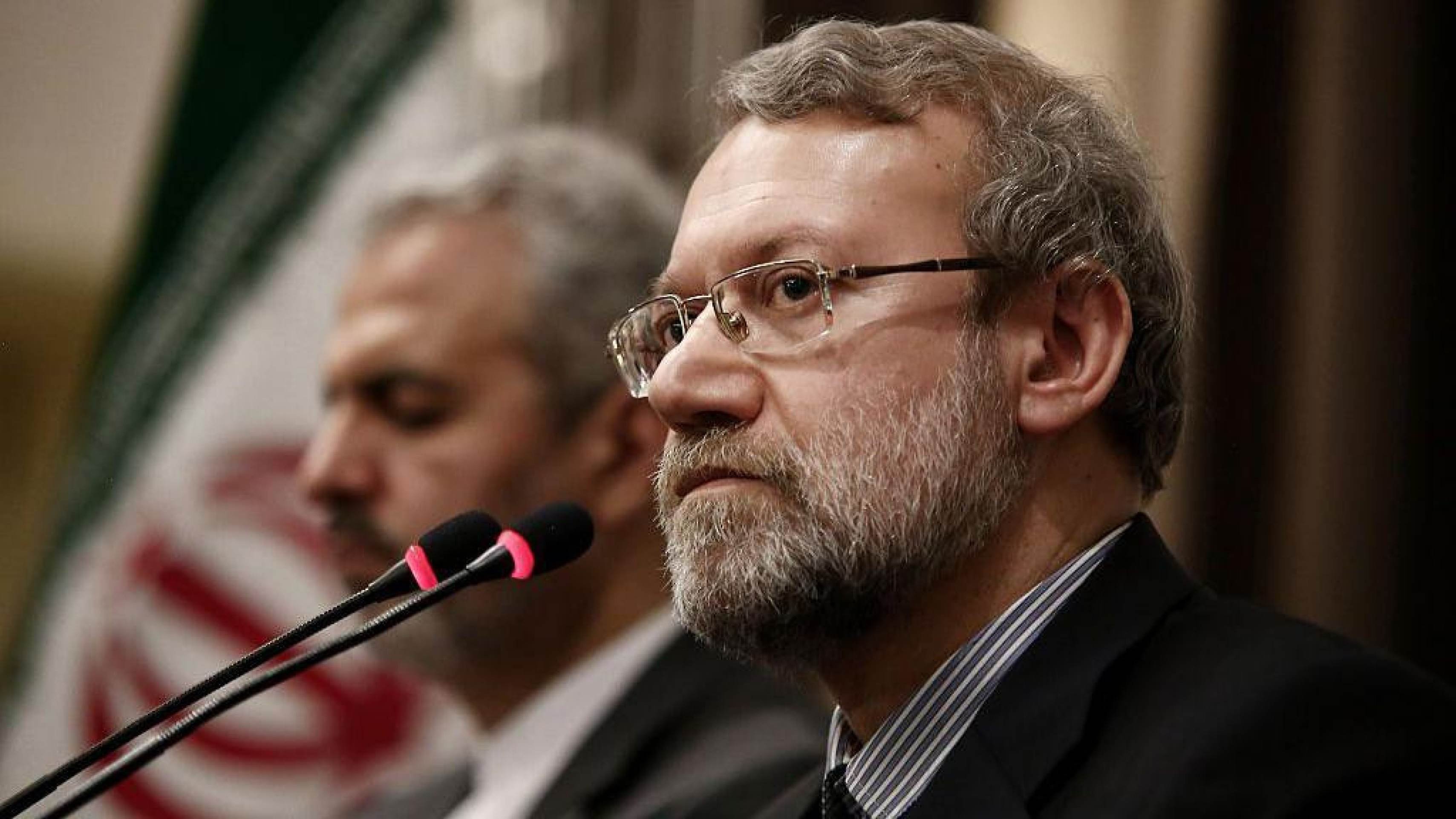 Larijani (quarto da esquerda) aparece ao lado do ex-líder supremo do Irã, o aiatolá Ali Khamenei (ao centro), que foi morto na primeira rodada de ataques dos EUA e de Israel -  (crédito: Anadolu via Getty Images)
