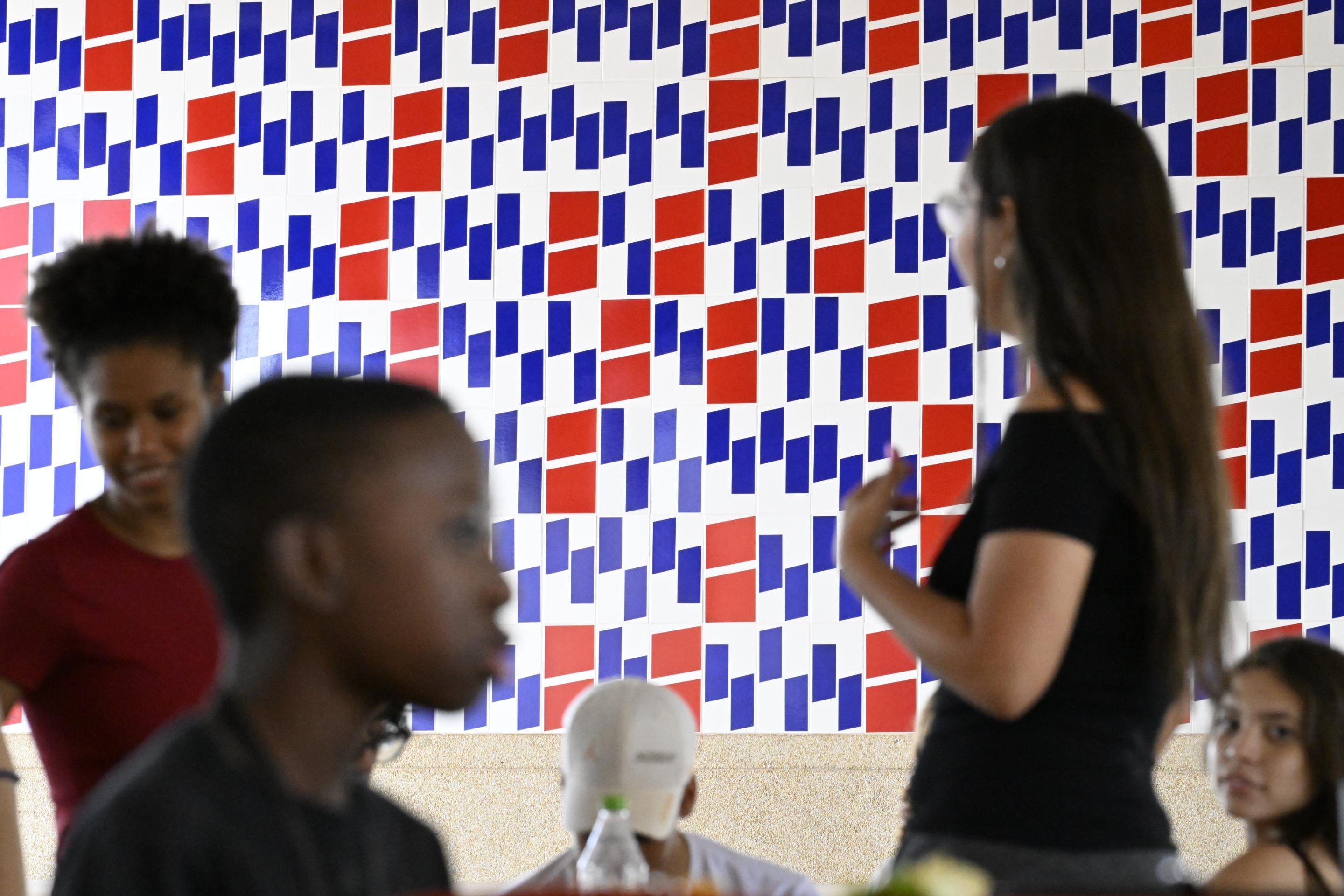 Obra de Athos Bulcão ganha vida em escola francesa