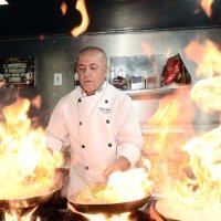 com pratos flambados, o Chef Karl Max chama atenção do público e faz sucesso na rua -  (crédito: fotos: Minervino Júnior/CB/D.A Press)