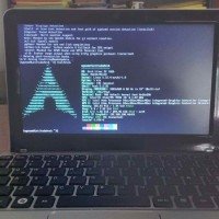 Notebook com o sistema Arch Linux 32 instalado. O programa não teria condições de adotar várias determinações previstas pelo ECA Digital -  (crédito: Reprodução/Redes sociais)