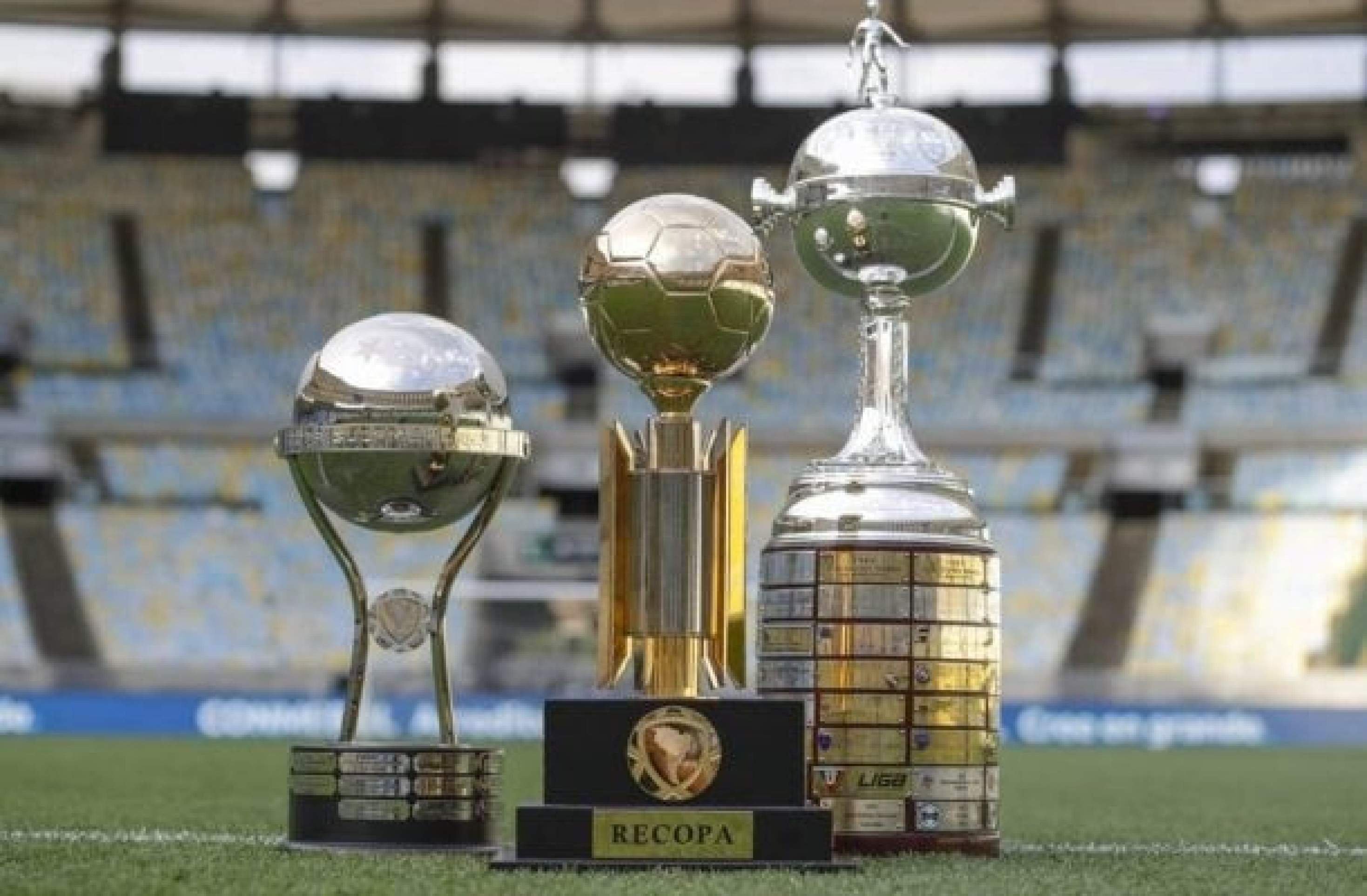 Taças da Copa Sul-Americana (esquerda), Recopa Sul-Americana (centro) e Copa Libertadores (direita) -  (crédito: Divulgação Conmebol )