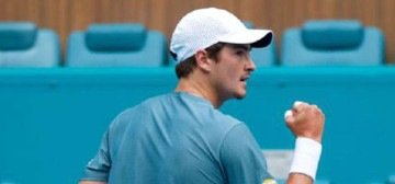 João Fonseca vence Maroszán e avança para enfrentar Carlos Alcaraz. Brasileiro deslanchou no terceiro set, conquistou vitória na estreia do Miami Open e enfrentará Carlos Alcaraz, líder do ranking da ATP - (crédito: Miami Open/Divulgação) João Fonseca vence Maroszán e avança para enfrentar Carlos Alcaraz. Brasileiro deslanchou no terceiro set, conquistou vitória na estreia do Miami Open e enfrentará Carlos Alcaraz, líder do ranking da ATP - (crédito: Miami Open/Divulgação)