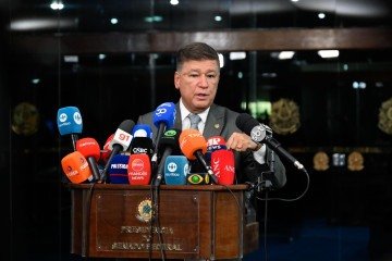 O senador Carlos Viana (Podemos-MG) durante coletiva nesta quinta-feira (19/3)  -  (crédito: Andressa Anholete/Agência Senado)