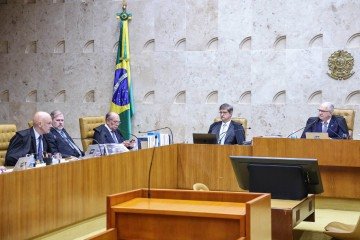 O ministro Alexandre de Moraes (E) recebeu homenagens porque completará nove anos de STF no domingo -  (crédito: Antonio Augusto/STF)