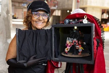 Denise de Santos traz A menina com a cadeira na cabeça e a menina - (crédito: Rubens Tamashiro) Denise de Santos traz A menina com a cadeira na cabeça e a menina - (crédito: Rubens Tamashiro)