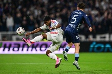 Endrick em disputa de bola no jogo duríssimo contra o Celta pelas oitavas de final da Liga Europa nesta quinta-feira -  (crédito: OLIVIER CHASSIGNOLE/AFP)
