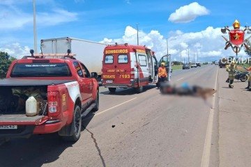 No local, as equipes de socorro encontraram o condutor da moto caÃ­do ao chÃ£o -  (crédito: DivulgaÃ§Ã£o/CBMDF) -No local, as equipes de socorro encontraram o condutor da moto caÃ­do ao chÃ£o -  (crédito: DivulgaÃ§Ã£o/CBMDF)